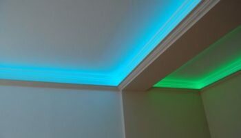 Как установить подсветку под потолочный плинтус?